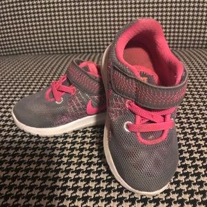 Toddler girls Nike grey and pink sneakers